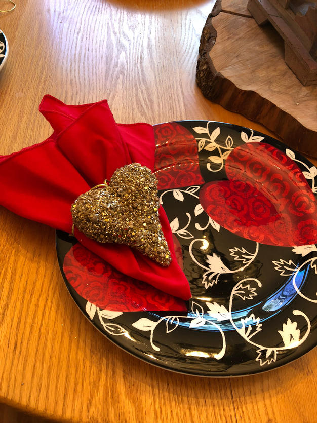 Read more about the article Valentine’s Day Decor from the Christmas Clearance Aisle!