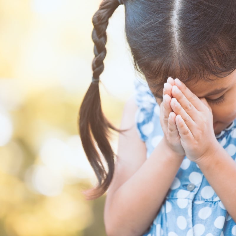 child praying Bible studies for beginners